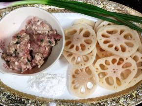 莲藕切薄片，粘上一些玉米淀粉，酿上肉馅