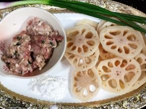 莲藕切薄片，粘上一些玉米淀粉，酿上肉馅