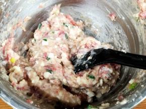 猪肉鱼肉马蹄混合，通常现成的鱼胶是调好味道的，所以只能放一点点盐，因为加了猪肉进去。顺着一个方向搅拌上劲，用手兜起摔打十下，肉馅准备好了。