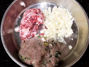 将猪肉剁碎、马蹄切碎。