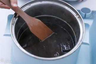 先做黑糖珍珠，把黑糖加清水用东菱早餐机DL-3405蒸煮锅边搅拌煮至沸腾。