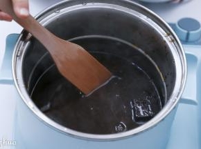 先做黑糖珍珠，把黑糖加清水用东菱早餐机DL-3405蒸煮锅边搅拌煮至沸腾。