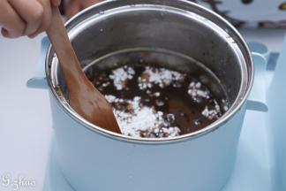 倒入配方中一半的木薯淀粉快速搅拌均匀，离火，再倒入另一半快速搅拌至看不见干粉的状态。