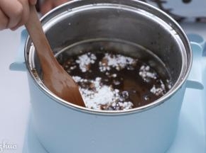 倒入配方中一半的木薯淀粉快速搅拌均匀，离火，再倒入另一半快速搅拌至看不见干粉的状态。