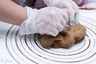 用刮刀倒在揉面垫上，乘温热速揉匀。