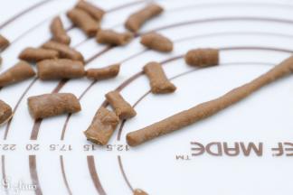 分四份，取其中一份戳1厘米宽长条，切小段，其它三份记得用保鲜袋覆盖，避免水份流失表面干燥。（切的比较难看哈，哈哈哈）