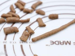 分四份，取其中一份戳1厘米宽长条，切小段，其它三份记得用保鲜袋覆盖，避免水份流失表面干燥。（切的比较难看哈，哈哈哈）