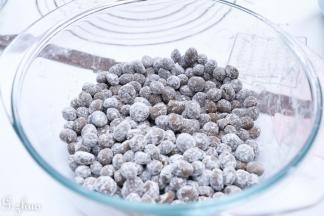 容器内放少许木薯淀粉，把搓成圆的珍珠放入，晃动容器，使其都沾上淀粉，避免粘连。