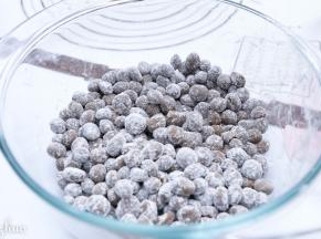 容器内放少许木薯淀粉，把搓成圆的珍珠放入，晃动容器，使其都沾上淀粉，避免粘连。