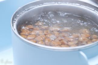 清水煮珍珠，把水烧沸腾，称出自己需的食用的珍珠份量，加入沸腾的水中，边煮边搅动锅底，避免沾底。水沸后煮至15分钟即可。