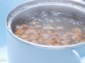 清水煮珍珠，把水烧沸腾，称出自己需的食用的珍珠份量，加入沸腾的水中，边煮边搅动锅底，避免沾底。水沸后煮至15分钟即可。