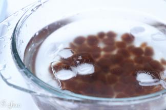 煮好的珍珠入放到装有冰块的水清盆中，这样可以有效帮助珍珠保持Q弹的口感。