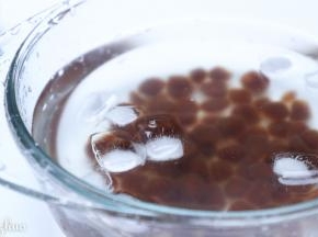 煮好的珍珠入放到装有冰块的水清盆中，这样可以有效帮助珍珠保持Q弹的口感。