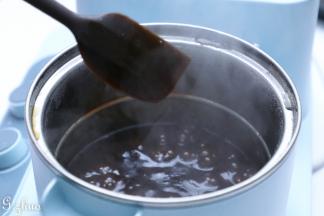 黑糖珍珠糖浆,黑糖加清水煮至沸腾，从冰水里捞出珍珠。沥干水倒沸腾的黑糖水中，这一步要不停不停的搅动，用中火至糖水煮至浓稠。具体时间不定，状态如下图