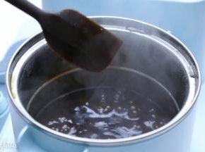 黑糖珍珠糖浆,黑糖加清水煮至沸腾，从冰水里捞出珍珠。沥干水倒沸腾的黑糖水中，这一步要不停不停的搅动，用中火至糖水煮至浓稠。具体时间不定，状态如下图