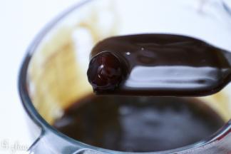 糖浆浓稠，能轻易挂在刮刀或玻璃杯上，珍珠透亮，如图。