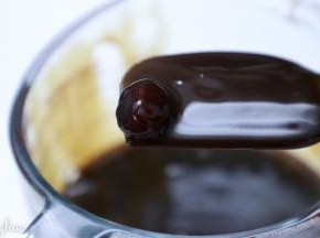 糖浆浓稠，能轻易挂在刮刀或玻璃杯上，珍珠透亮，如图。