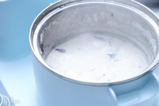 煮奶茶，清水加红茶叶，煮沸，再加入牛奶煮至沸腾后关火闷15分钟，煮好的珍珠装入杯中，沿杯壁滚动挂糖倒入奶茶即可。