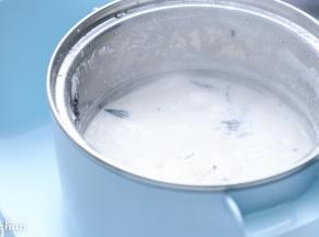 煮奶茶，清水加红茶叶，煮沸，再加入牛奶煮至沸腾后关火闷15分钟，煮好的珍珠装入杯中，沿杯壁滚动挂糖倒入奶茶即可。