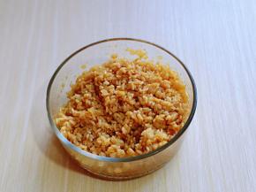 剩米饭加入两小勺生抽，拌均匀。