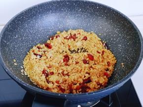 再加入酱油米饭，小火翻炒至米饭粒粒分明。