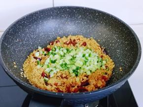 加入切好的黄瓜丁，翻炒均匀。