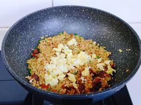 最后加入煎好的鸡蛋，小火翻炒均匀，炒至米饭颗颗饱满即可出锅。