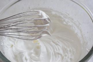 打发至硬性发泡