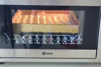 挤入烤盘，烤箱预热100度，烤40分钟