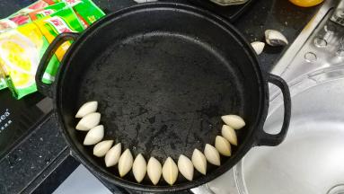 将白贝再清洗一次沥干水分，在浅锅边齐正排好，如图
