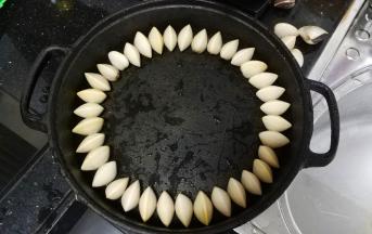尽量选同等大小的白贝围成一圈