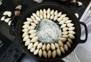 中间放入泡软的粉丝铺平