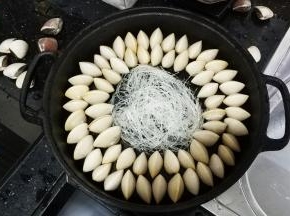 中间放入泡软的粉丝铺平