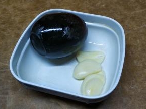 皮蛋切粒、蒜切片