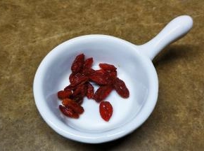 枸杞子浸泡干净，红枣切圆片