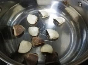 锅里放入适量水，滴入2滴油，放入白贝煮开
