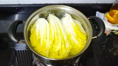 水开后放入娃娃菜煮4分钟
