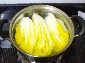 水开后放入娃娃菜煮4分钟