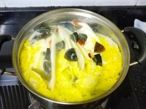 4分钟后放入皮蛋、蒜片、红枣、枸杞子