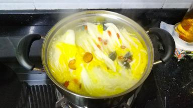 放入家乐牌浓汤宝煮至娃娃菜软淋即可（我煮了大括6分钟，喜欢更软淋的，想吃爽口一点的时间可以缩短点）