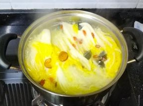 放入家乐牌浓汤宝煮至娃娃菜软淋即可（我煮了大括6分钟，喜欢更软淋的，想吃爽口一点的时间可以缩短点）