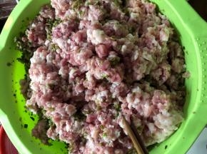 把葱末，姜末和搅碎的肉末一起倒入莴笋干上，加入适量盐，鸡精和料酒，准备搅拌，东西比较多，记得用一个大点的盆。(调料的多少要根据肉糜和莴笋干来决定。)