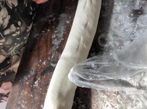 把面团搓成长条。