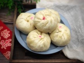 过年了，白色的包子需要点上红，但是最好吃的时候红把它扔掉。