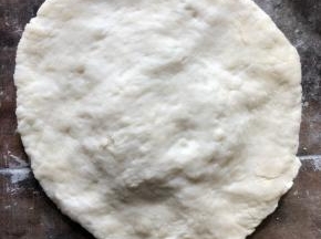取一个小剂子给它擀圆，记得擀的时候注意要中间厚两边薄。