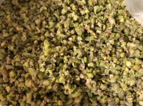 莴笋干洗净剁成碎末，喜欢咀嚼的可以剁粗一点。