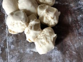 揪成一个个大小差不多的小剂子。