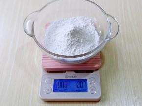 首先将糯米粉称重。