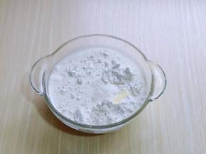 分次加入牛奶。(也可以用椰汁)