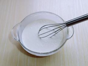 用手动打蛋器，拌均匀。